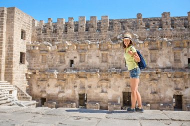 Kadın turistik gezi antik Yunan tiyatro, geçmiş tarih ve