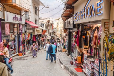 28 Eylül 2017, Istanbul, Türkiye: dar sokak çeşitli dükkanlar ve Kapalı Çarşı Pazar yakın kişi dolu
