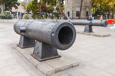 Sergiler museum yakınındaki olarak iki eski deniz topları