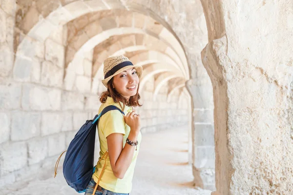 Bir eski Arkeoloji tarihi merkezinde ziyaret turist kadın — Stok fotoğraf