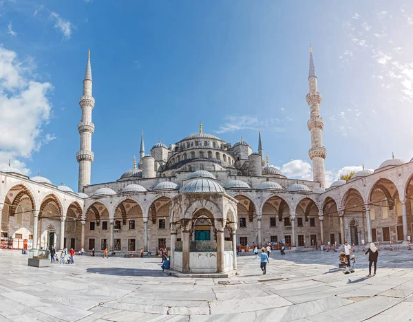 28 SEPTIEMBRE 2017, ISTANBUL, TURQUÍA: Patio dentro de la Mezquita del Sultán Ahmet en Estambul con multitudes de personas — Foto de Stock