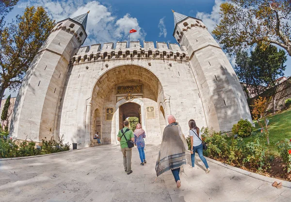 28 SEPTEMBER 2017, ISTANBUL, TURKEY: Tourists entering the Gate of Salutation of Topkapi Palace — Stock Photo, Image