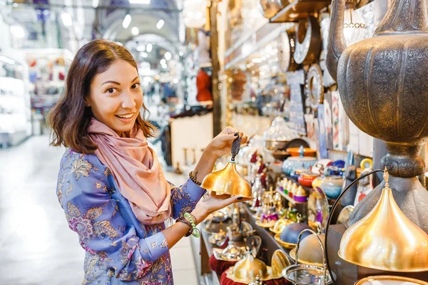 Žena turistické procházky mezi nespočet obchodů na trhu velký Bazar v Istanbulu. Nákupy a cestování v Turecku koncepce — Stock fotografie