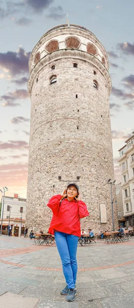 Jovem mulher turística feliz andando perto da Torre Galata e da rua na Cidade Velha de Istambul, Turquia — Fotografia de Stock