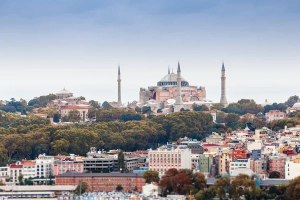 Vista panorámica del monumento mundialmente famoso de la arquitectura bizantina Catedral de Santa Sofía en Estambul — Foto de Stock