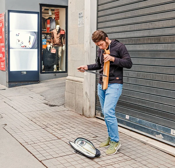 29 SEPTIEMBRE 2017, ISTANBUL, TURQUÍA: un hombre tocando en la calle en kemancha - antiguo instrumento musical de cuerda oriental — Foto de Stock