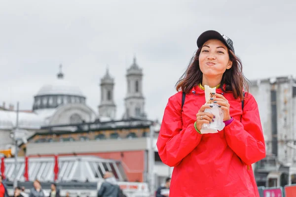 Jovem mulher comendo fast food turco em Istambul, Turquia — Fotografia de Stock