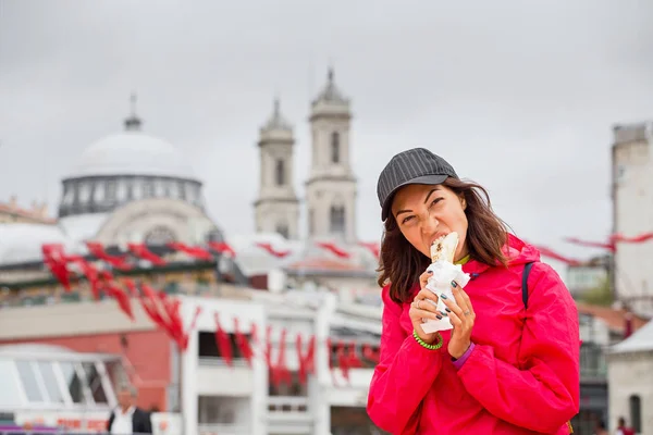 Jovem mulher comendo fast food turco em Istambul, Turquia — Fotografia de Stock