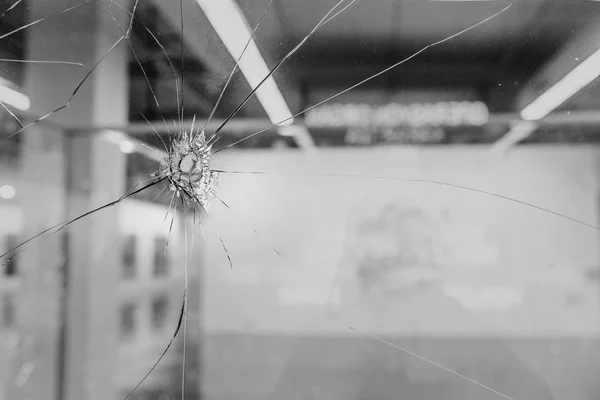 Vidrio de ventana roto de un escaparate tienda como el robo y el concepto de crimen —  Fotos de Stock