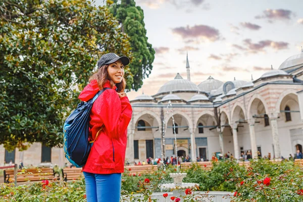 Szczęśliwy młody turysta kobieta wizyta starożytnych Istanbul Topkapi palace — Zdjęcie stockowe