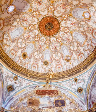 Istanbul, Türkiye - 30 Eylül 2017: Tavan dekorasyonu oda içinde Topkapı Sarayı