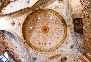 Istanbul, Türkiye - 30 Eylül 2017: Tavan dekorasyonu oda içinde Topkapı Sarayı