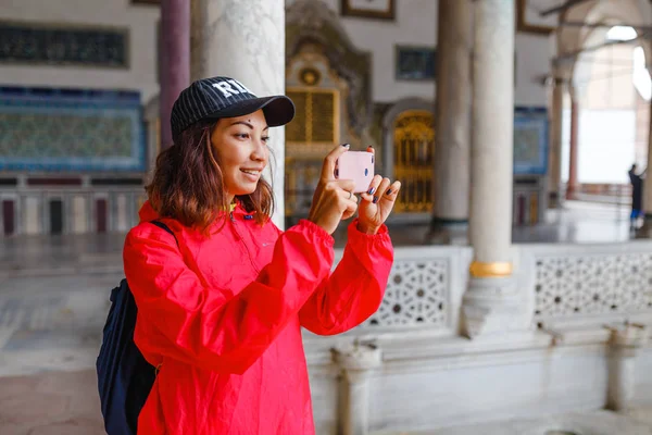 Šťastné mladé turistické žena návštěvu starobylé Istanbul Topkapi palace — Stock fotografie