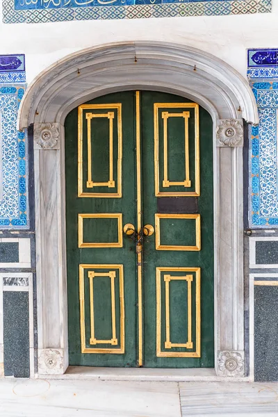 ISTANBUL, TURQUIE - 30 SEPTEMBRE 2017 : Portes anciennes vertes décorées dans le palais de Topkapi — Photo