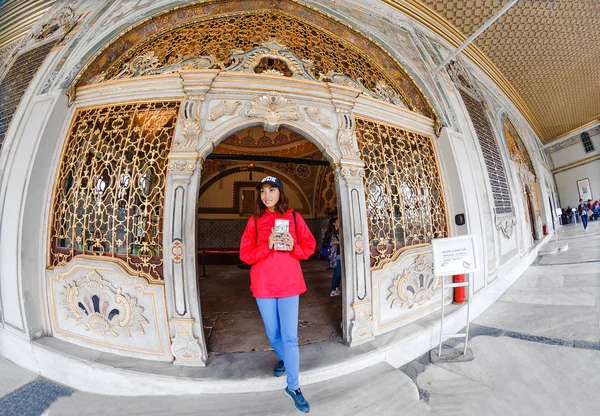 Feliz joven turista visita antiguo palacio de Estambul Topkapi — Foto de Stock