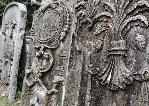 Esculpido beber paneles de piedra fuente en el palacio de Topkapi —  Fotos de Stock