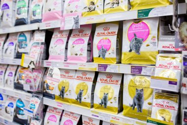 26 Şubat 2017, Ufa, Rusya Federasyonu: vitrin vasıl a evde beslenen hayvan stok kedi Gıda paketleri ile