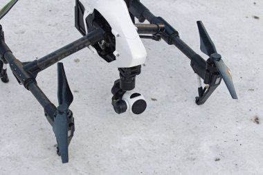 modern beyaz quadcopter dron bir kar üzerinde indi kamera ile silahlı