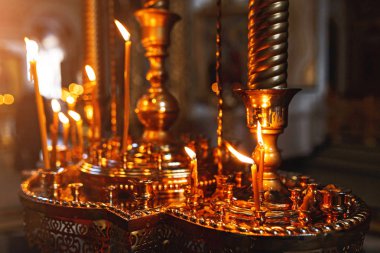 Bir kilise, kavramı inanç ve keder içinde yanan mum