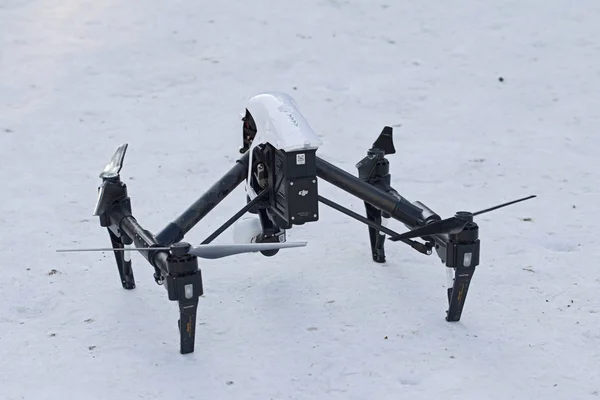 09 februari 2017, Ufa, Rusland: Dji inspire quadcopter drone landde op een sneeuw — Stockfoto