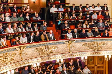 03 Aralık 2017, Prague, Çek Cumhuriyeti: insanlar, Prag'da Ulusal Tiyatrosu'nda bir müzikal performans izliyor