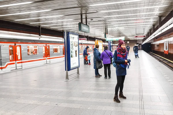03 DEZEMBRO 2017, PRAGUE, REPÚBLICA CHECA: A estação de metrô de Praga com chegada de trem e espera multidão de pessoas — Fotografia de Stock
