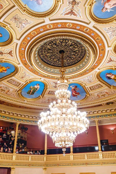 03 DECEMBER 2017, PRAGUE, CZECH REPUBLIC: The interior of Prague National Theatre with luxurious chandelier — Stock Photo, Image