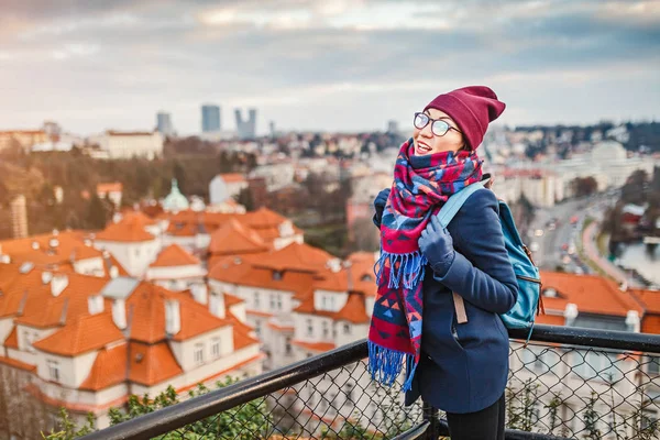 Female young traveler with backpack admiring view at the old town square in European city — Stock Photo, Image