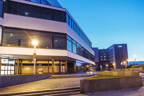 03 December 2017, Prague, Tsjechië: kantoorgebouwen van congrescentrum van Praag en hotel corintia bij nacht — Stockfoto