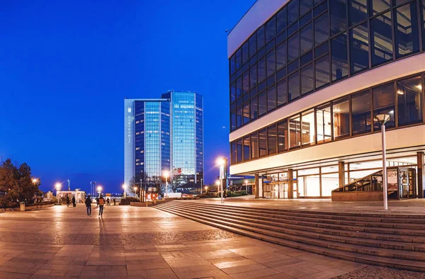 03 DE DEZEMBRO DE 2017, PRAGUE, REPÚBLICA CHECA: Edifícios de escritórios do centro de congressos de Praga e corintia hoteleira à noite — Fotografia de Stock