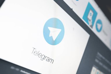 Moskova, Rusya - 16 Nisan 2018: İle telgraf app yasaklayan bir işaret karşı elinde bir cep telefonu. Rusya, popüler telgraf messenger yasaklanmıştır. Roskomnadzor telgraf servisi bloke
