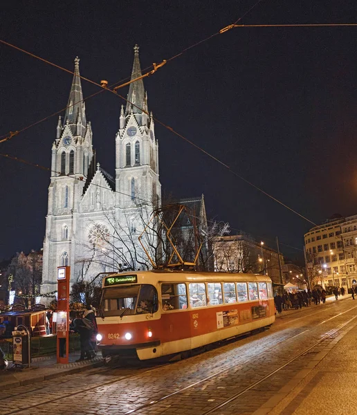 03 DICIEMBRE 2017, PRAGA, REPÚBLICA CHECA: Iglesia de Santa Ludmila en la plaza Namesti Miru de Praga con tranvía en primer plano — Foto de Stock