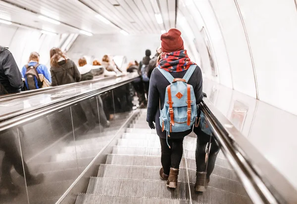 La gente se para en la escalera mecánica en el metro o metro, el concepto de transporte público urbano subterráneo — Foto de Stock