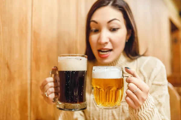 Bira çok otantik çek barda sahip kadın — Stok fotoğraf
