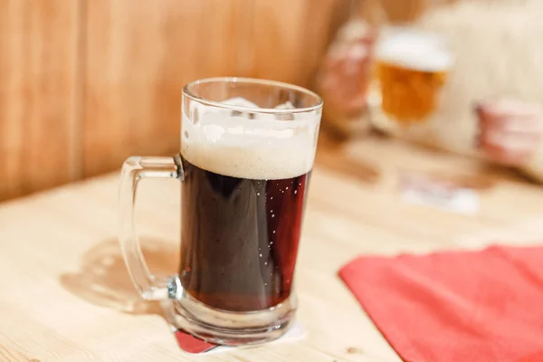 Cerveza negra en taza sobre una mesa en el pub — Foto de Stock