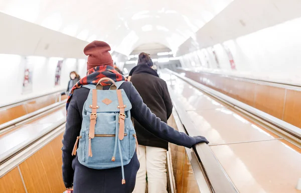 Lidé stojí na eskalátoru v metru nebo metra, koncept veřejné městské podzemní dopravy — Stock fotografie