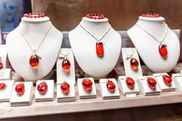 Granat smycken och örhängen på en showcase — Stockfoto