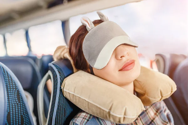 Womang in maschera del sonno e con cuscino che viaggia in autobus — Foto Stock