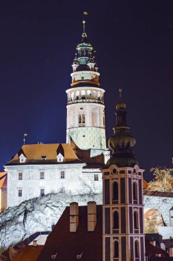 Cesky Krumlov kale yüksek kule en büyük turistik biridir