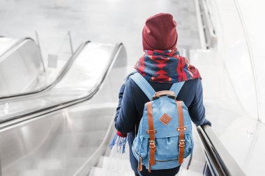 Metro ya da metro, concep yürüyen merdiven üzerinde insanlar stand