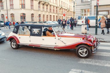 07 Aralık 2017, Prague, Çek Cumhuriyeti: Retro turist araba eski şehir sokaklarında