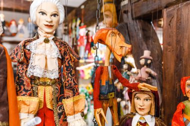 07 Aralık 2017, Prague, Çek Cumhuriyeti: Prag'dükkan Satılık çok farklı kukla bebek