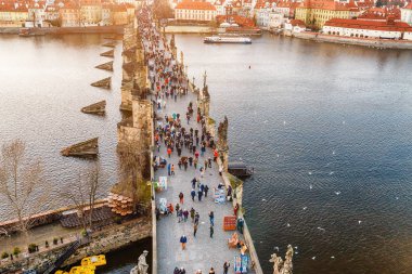 Prague, Çek Cumhuriyeti, 07 Aralık 2017: Prag charles köprüyü geçtikten insanlar turist havadan görünümü.