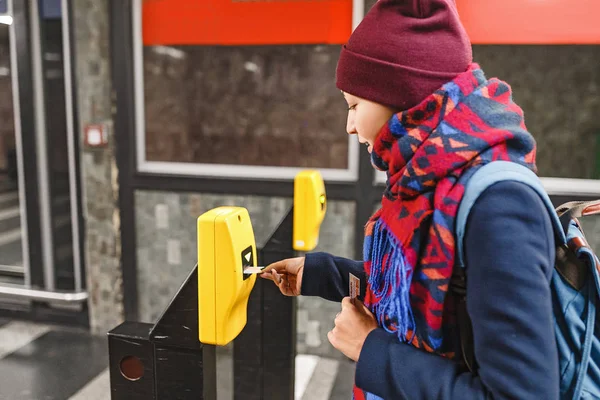 Γυναίκα επικυρώστε το εισιτήριο στο μηχάνημα συσκευή για την είσοδο στο σταθμό του μετρό Πράγα — Φωτογραφία Αρχείου