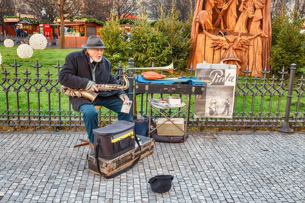 2017 年 12 月 7 日、プラハ、チェコ共和国: 古い男性のストリートミュージ シャン路上でサックスを演奏 — ストック写真