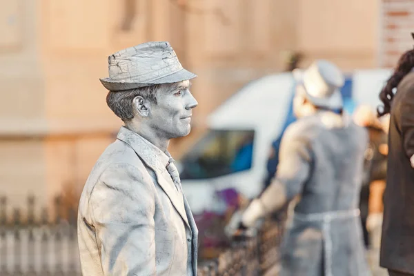 07 DICIEMBRE 2017, PRAGA, REPÚBLICA CHECA: Artista de entretenimiento callejero disfrazado de estatua en la calle Praga — Foto de Stock