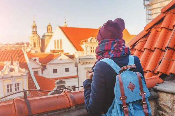 Jovem mulher em roupas hipster admirando vista paisagem citadina cênica a partir da borda do telhado redtile — Fotografia de Stock