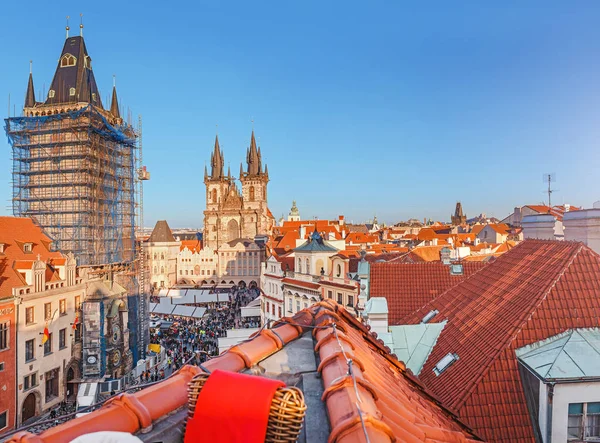 Faszinierender Blick über die roten Dächer des Altstadtplatzes und der Frauenkirche vor dem Tyn in Prag — Stockfoto