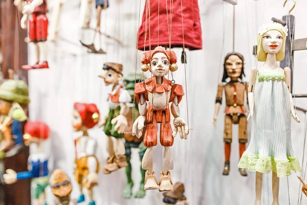 07 DICIEMBRE 2017, PRAGA, REPÚBLICA CHECA: Muchas muñecas títeres diferentes en venta en la tienda en Praga — Foto de Stock