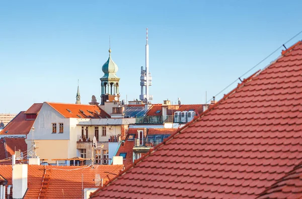 Stadtansichten der Prager Altstadt mit den berühmten roten Ziegeldächern — Stockfoto
